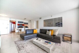 1200 Brickell Bay Dr in Miami, FL - Building Photo