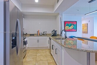 7285 SW 90th St in Miami, FL - Building Photo - Building Photo