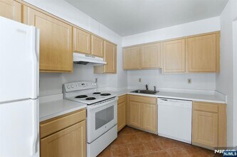 1111 River Rd, Unit C6 in Edgewater, NJ - Foto de edificio - Building Photo