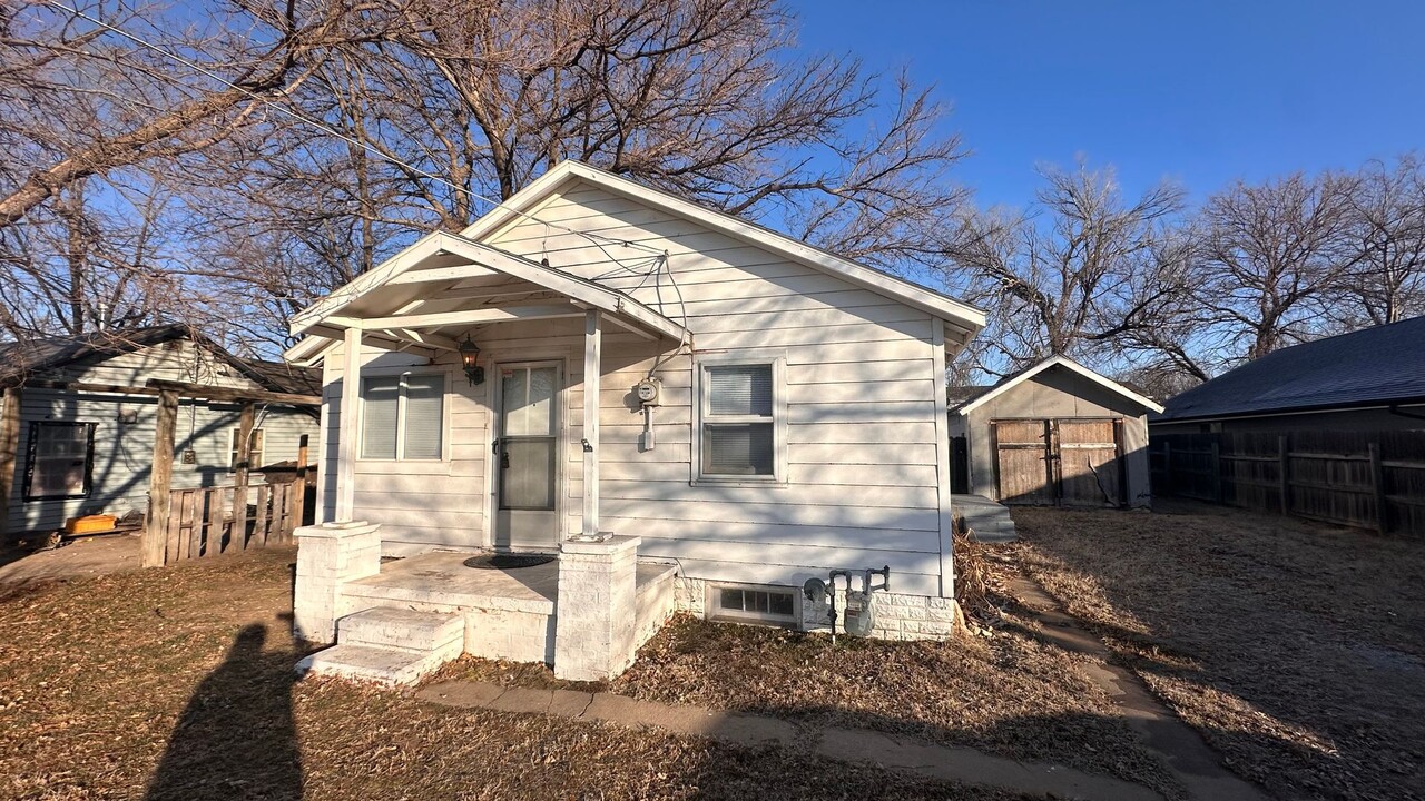 4112 W Douglas Ave in Wichita, KS - Building Photo