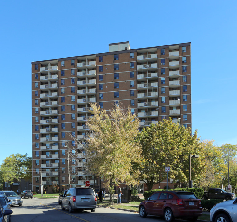 Gale Crescent in St Catharines, ON - Building Photo