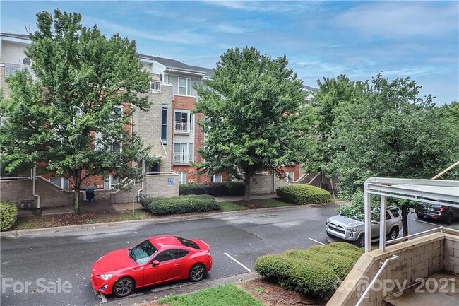 Room in Condo on Donatello Avenue in Charlotte, NC - Building Photo - Building Photo