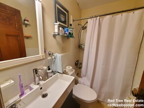 1738 Beacon St, Unit 2 in Brookline, MA - Building Photo - Building Photo