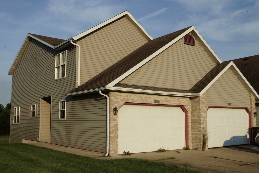 669 Nygaard St in Stoughton, WI - Building Photo