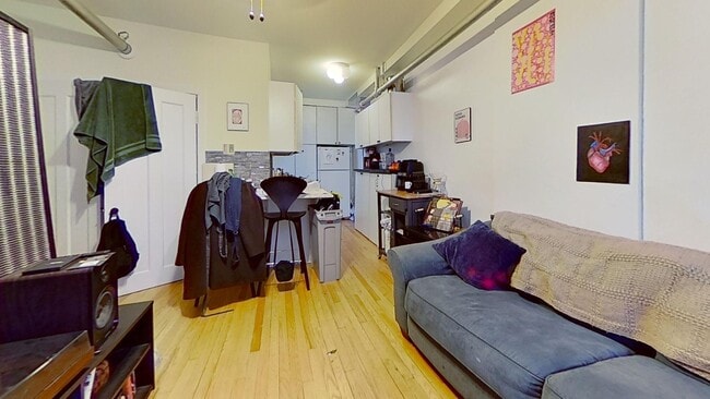 property at 658 W Briar Pl