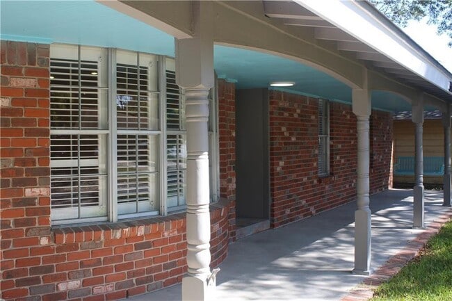 property at 3006 Maplelawn Cir