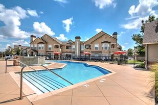 Mansions at Riverside in Tulsa, OK - Building Photo