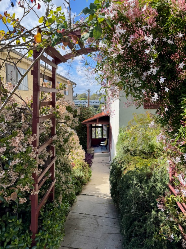 1086 W Kensington Rd in Los Angeles, CA - Building Photo - Building Photo