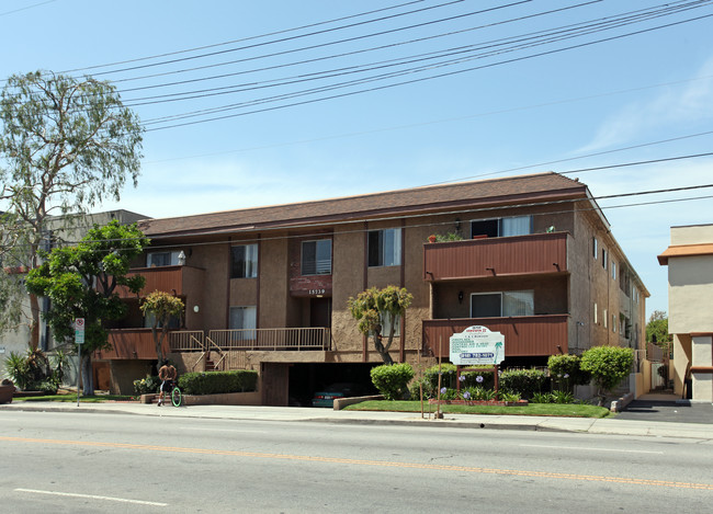 15739 Vanowen St in Van Nuys, CA - Foto de edificio - Building Photo