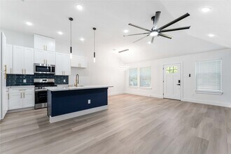 9406 Sandra St in Houston, TX - Foto de edificio - Building Photo
