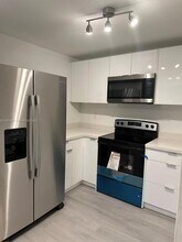 210 SW 11th St, Unit 510 in Miami, FL - Foto de edificio - Building Photo