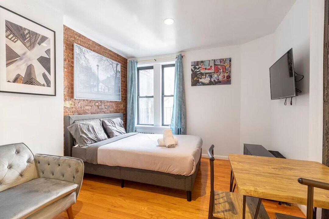 335 E 94th St in New York, NY - Building Photo