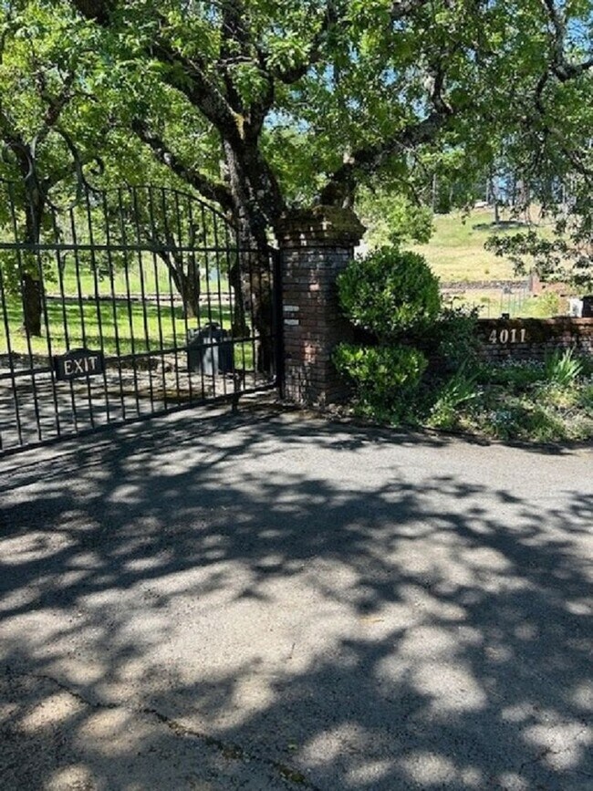 4011 Spring Mountain Rd in St Helena, CA - Building Photo - Building Photo