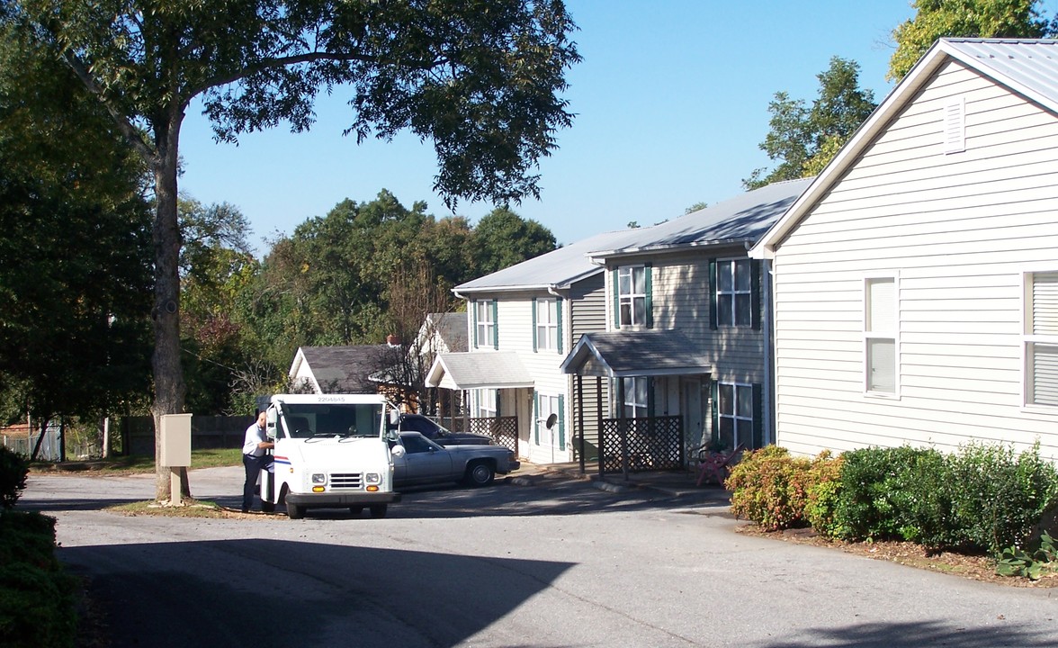 Millwood Court Apartments in Easley, SC - Foto de edificio