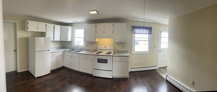 2 McNally Ter, Unit 2 in Newport, ME - Foto de edificio - Building Photo