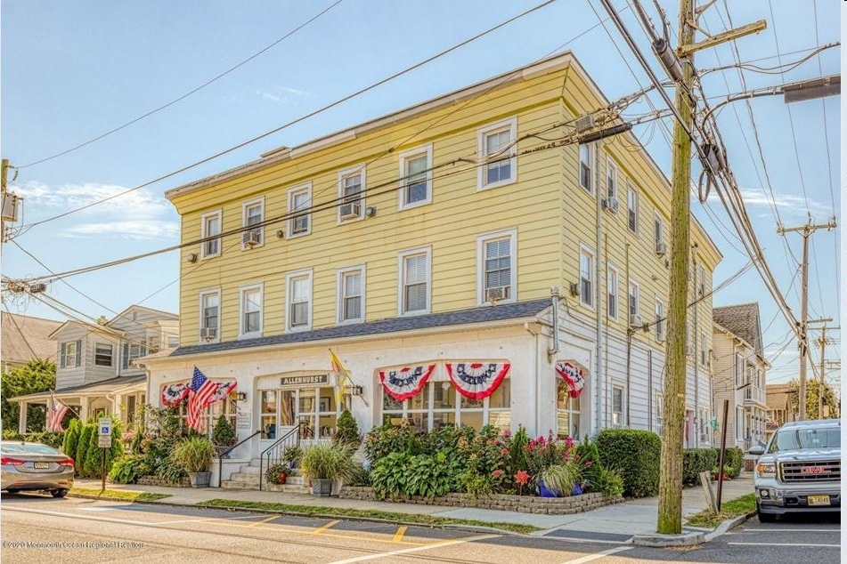 The Allenhurst Apartments in Ocean Grove, NJ - Foto de edificio