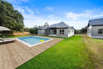 526 Coventry Rd in Spicewood, TX - Building Photo - Building Photo