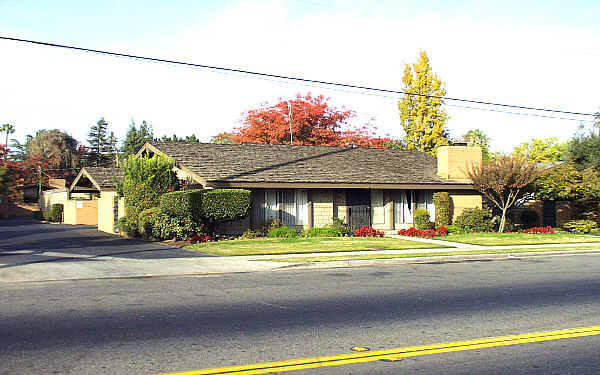 937,1011 E Ashlan Ave in Fresno, CA - Foto de edificio