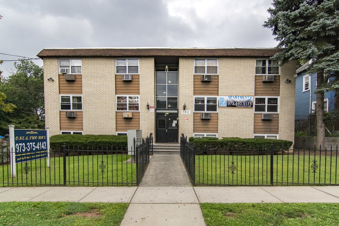 204 Cleveland St, Unit A8 in Orange, NJ - Building Photo