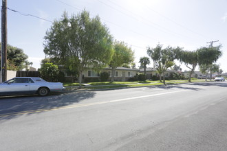 Westmont Apartments in Huntington Beach, CA - Foto de edificio - Building Photo