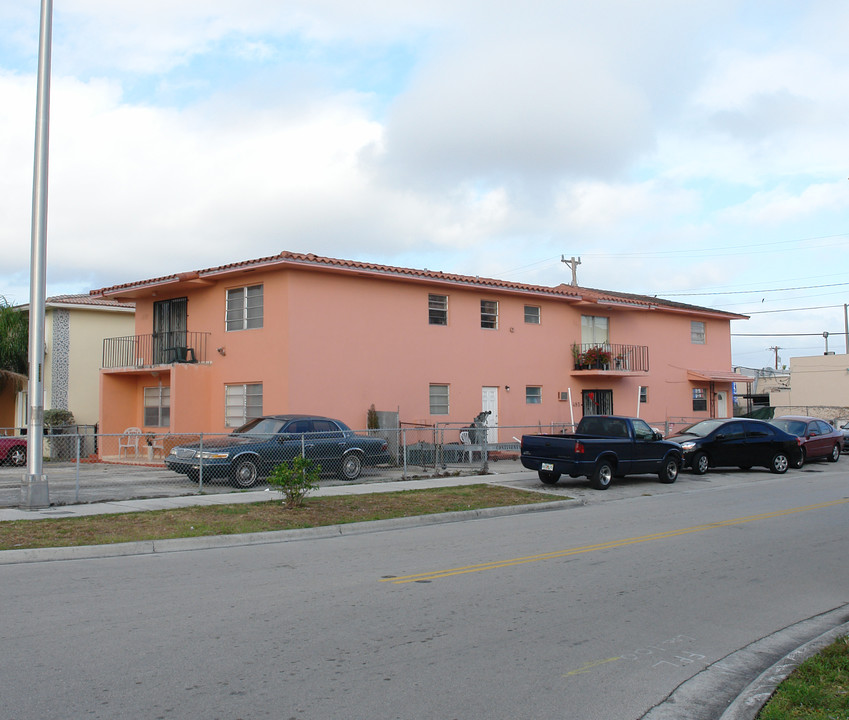 495 E 24th St in Hialeah, FL - Building Photo