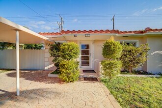917 NE 164th St in North Miami Beach, FL - Building Photo - Building Photo