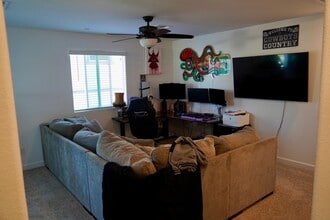 131 Barringswell Ave in Henderson, NV - Foto de edificio - Building Photo