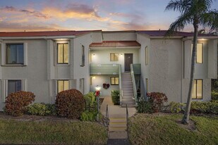 5473 SE Miles Grant Rd in Stuart, FL - Building Photo