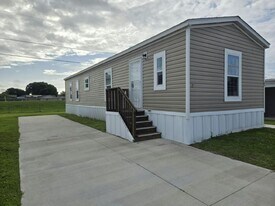 64 Stebbins Dr in Winter Haven, FL - Building Photo