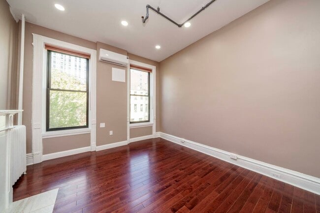 211 W 122nd St in New York, NY - Building Photo - Building Photo