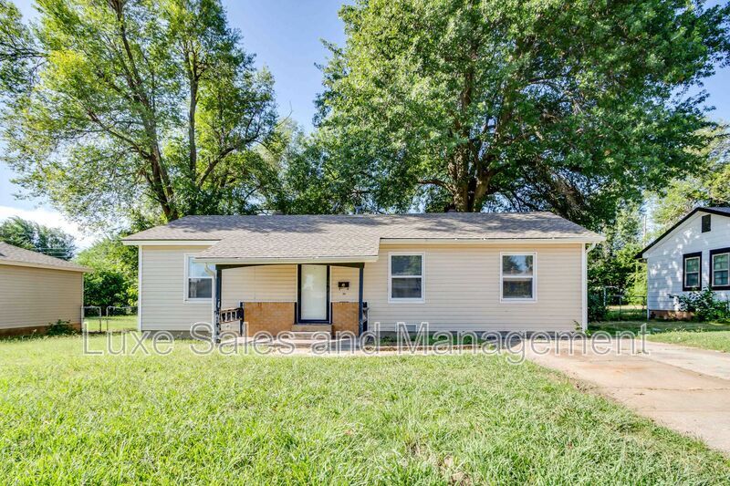 3926 SE 10th St in Del City, OK - Foto de edificio