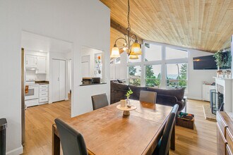 2104 Lincoln Pl SE in Renton, WA - Building Photo - Building Photo