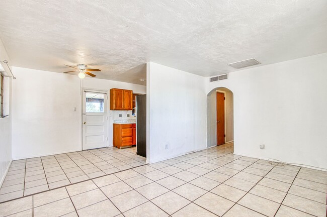 8116 Rogers Rd in El Paso, TX - Building Photo - Building Photo