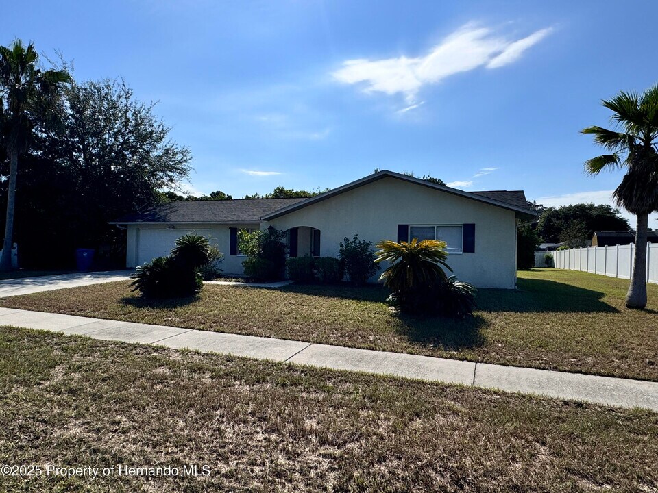 3480 Plaza Ave in Spring Hill, FL - Building Photo