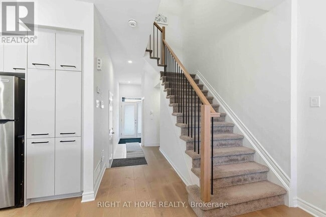 695 Capricorn Cir in Ottawa, ON - Building Photo - Building Photo