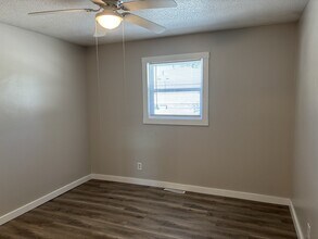2027 S Ingram Mill Rd in Springfield, MO - Building Photo - Building Photo