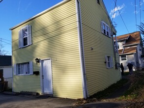 1003 W Virginia Ave, Unit A in Dunbar, WV - Foto de edificio - Building Photo