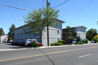 Deer Park Apartments in Sparks, NV - Building Photo - Building Photo