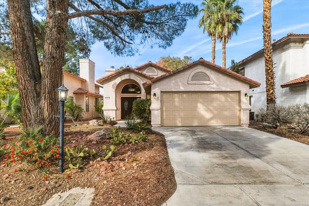 4909 Fiesta Lakes St in Las Vegas, NV - Building Photo