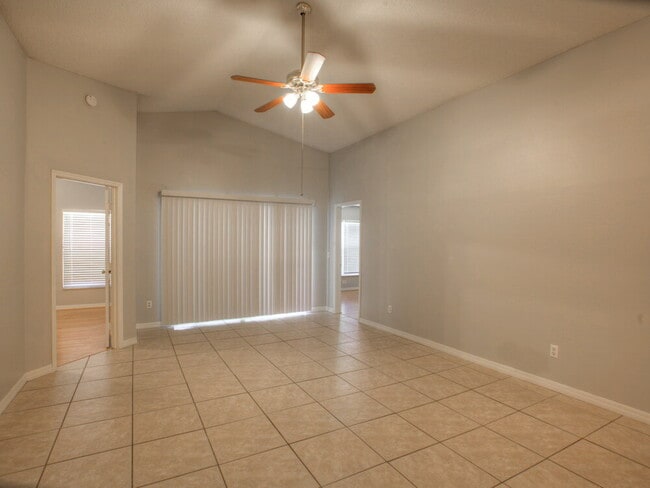 1316 Whitewood Way in Clermont, FL - Foto de edificio - Building Photo