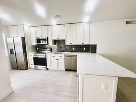 19 Colonial Club Dr in Boynton Beach, FL - Building Photo