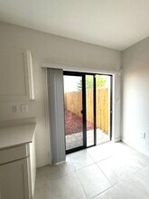 1466 NE 3rd Ave in Florida City, FL - Foto de edificio - Building Photo