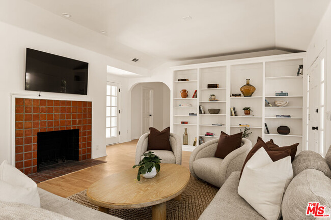 803 N Alfred St in West Hollywood, CA - Building Photo - Building Photo