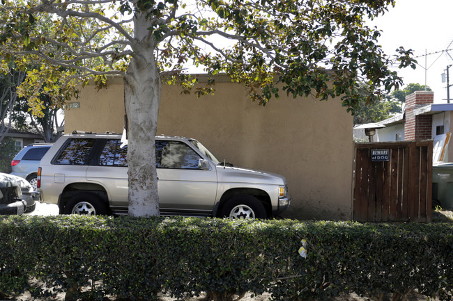 Newman Court Apartments in Huntington Beach, CA - Foto de edificio - Building Photo