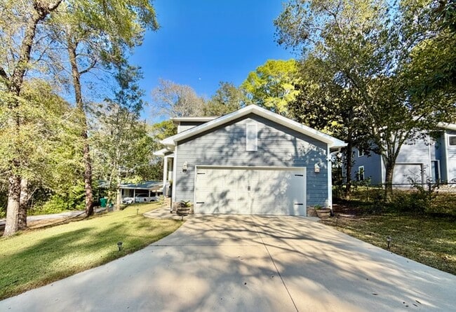 property at 411B Redwood Ave