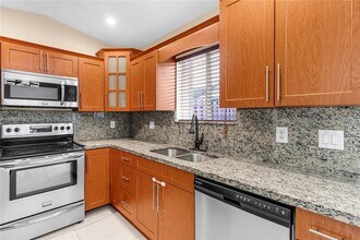 8433 NW 189th St in Hialeah, FL - Building Photo - Building Photo