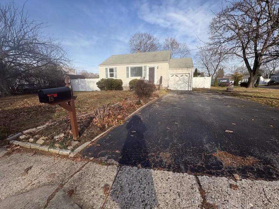 15 Ambler Dr in Norwalk, CT - Building Photo