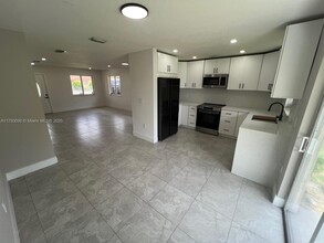 3170 NW 92nd St in Miami, FL - Foto de edificio - Building Photo