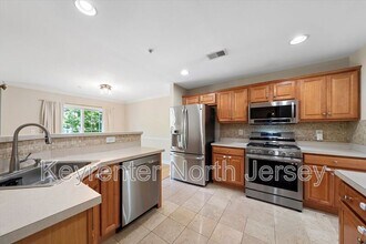 8 Boatworks Dr in Bayonne, NJ - Building Photo - Building Photo