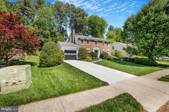 9010 Lake Braddock Dr in Burke, VA - Building Photo - Building Photo